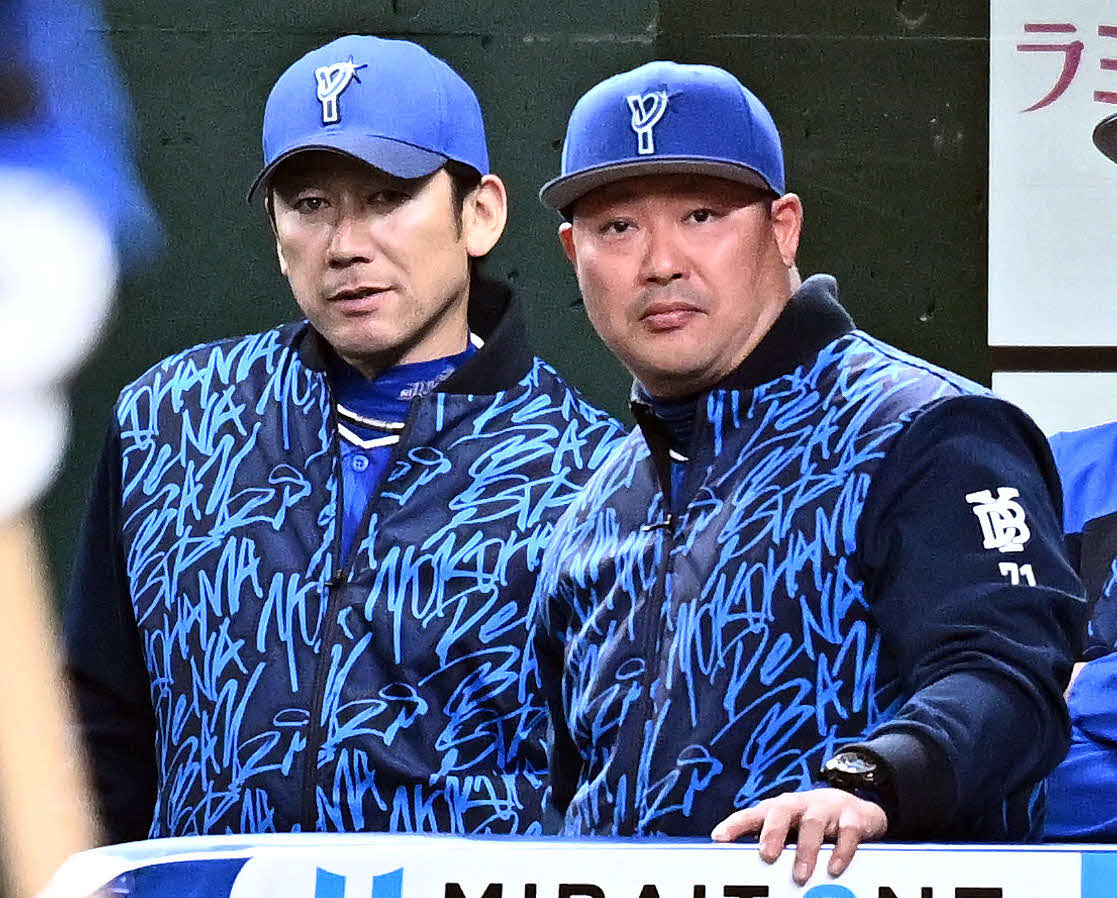 三浦大輔監督（左）と村田修一野手コーチ（2025年3月撮影）