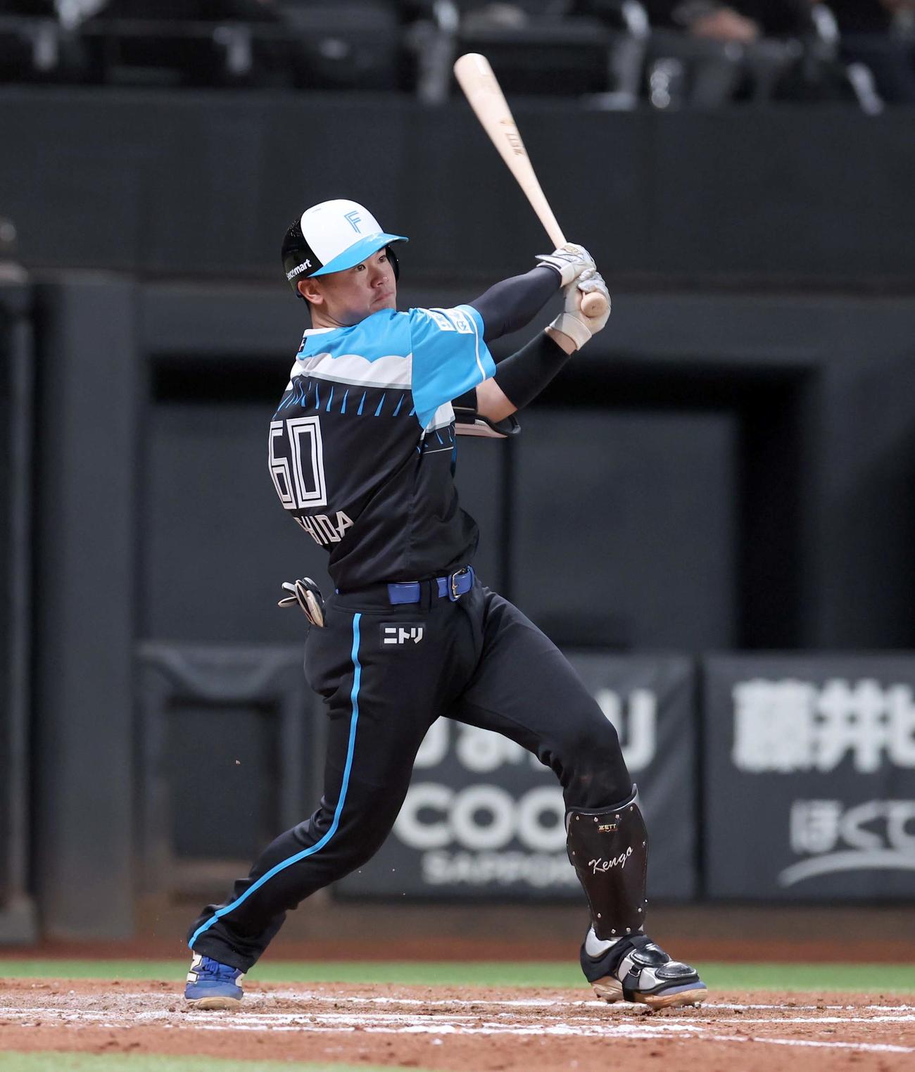 日本ハム対楽天　7回裏日本ハム2死、右越え本塁打を放つ吉田（撮影・黒川智章）