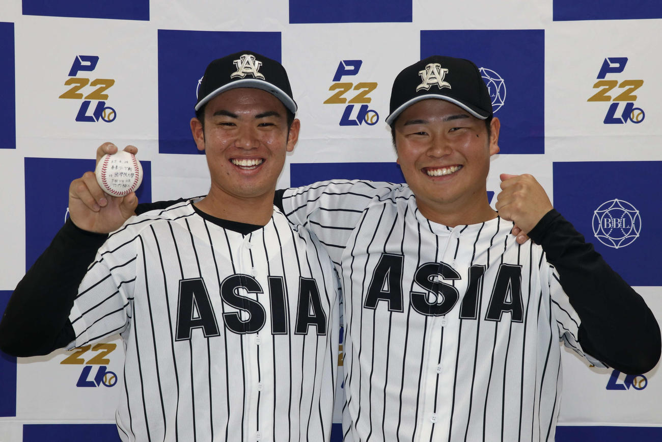 亜大対国学院大　試合後のヒーローインタビューで笑顔を見せる亜大・竹内（左）、井上（右）（撮影・寺本吏輝）