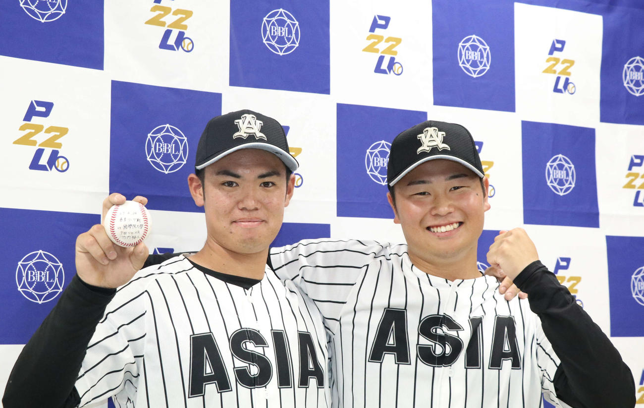 亜大対国学院大　記者会見後にガッツポーズをし笑顔を見せる亜大・竹内（左）と井上（撮影・山本佳央）