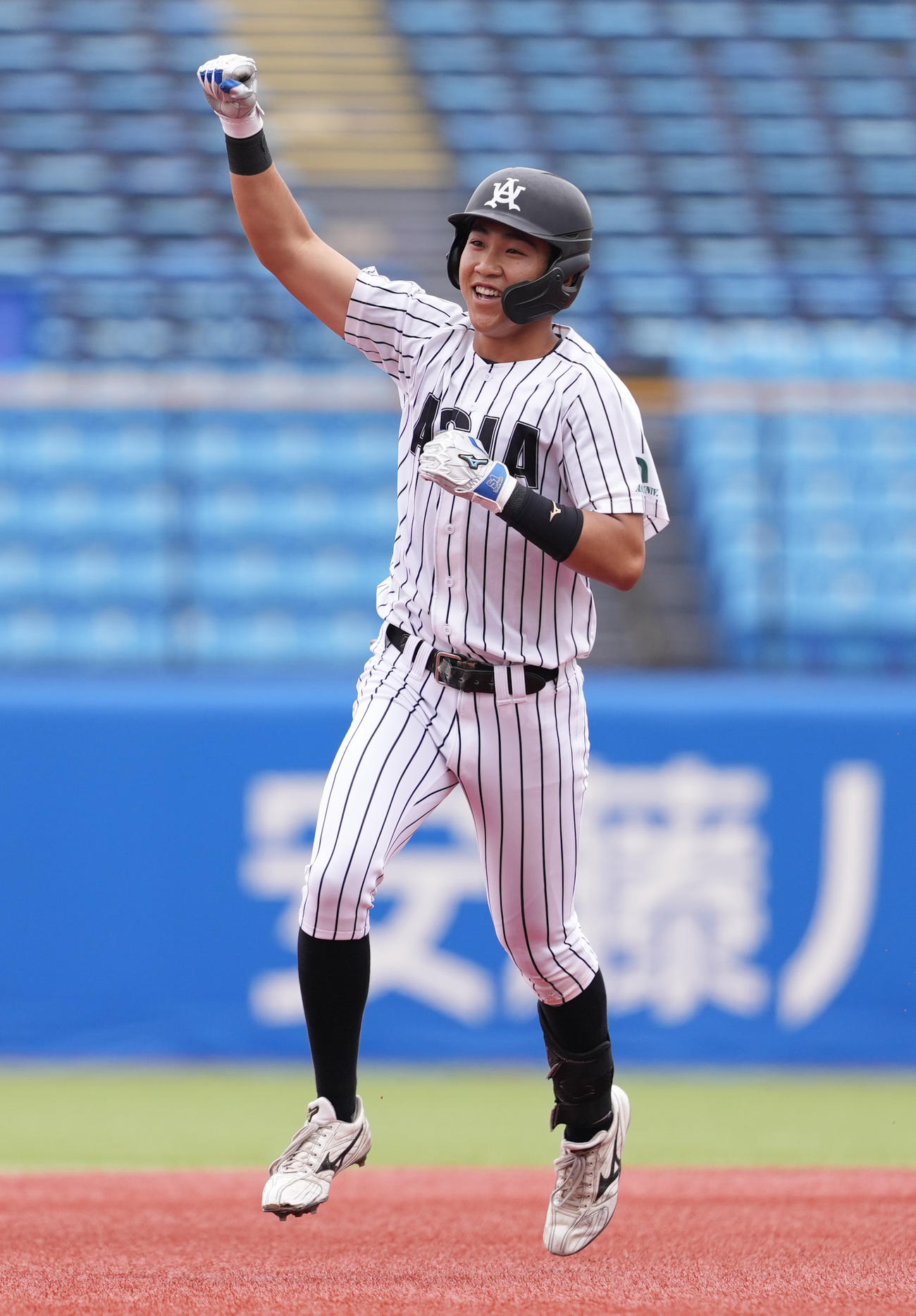 亜大対国学院大　2回表亜大無死、先制の左越えソロ本塁打を放ち、ガッツポーズする小池（撮影・鈴木みどり）