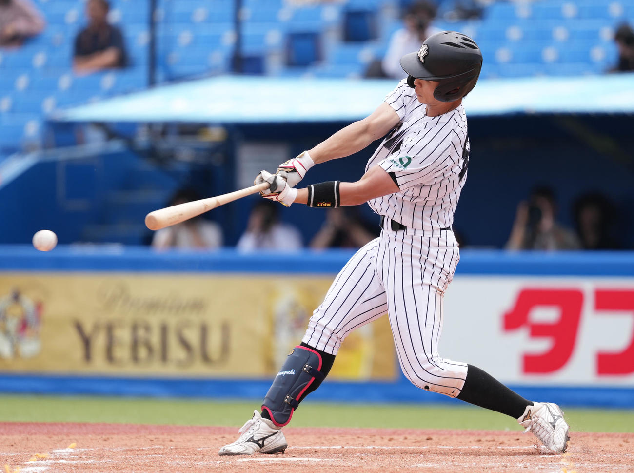 亜大対国学院大　8回表亜大1死二塁、右前適時打を放つ上原口（撮影・鈴木みどり）