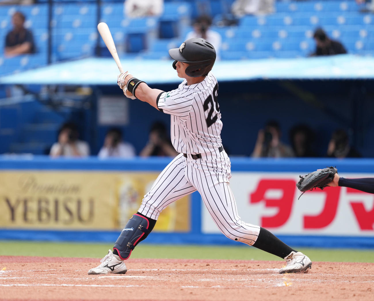 亜大対国学院大　8回表亜大1死二塁、右前適時打を放つ上原口（撮影・鈴木みどり）