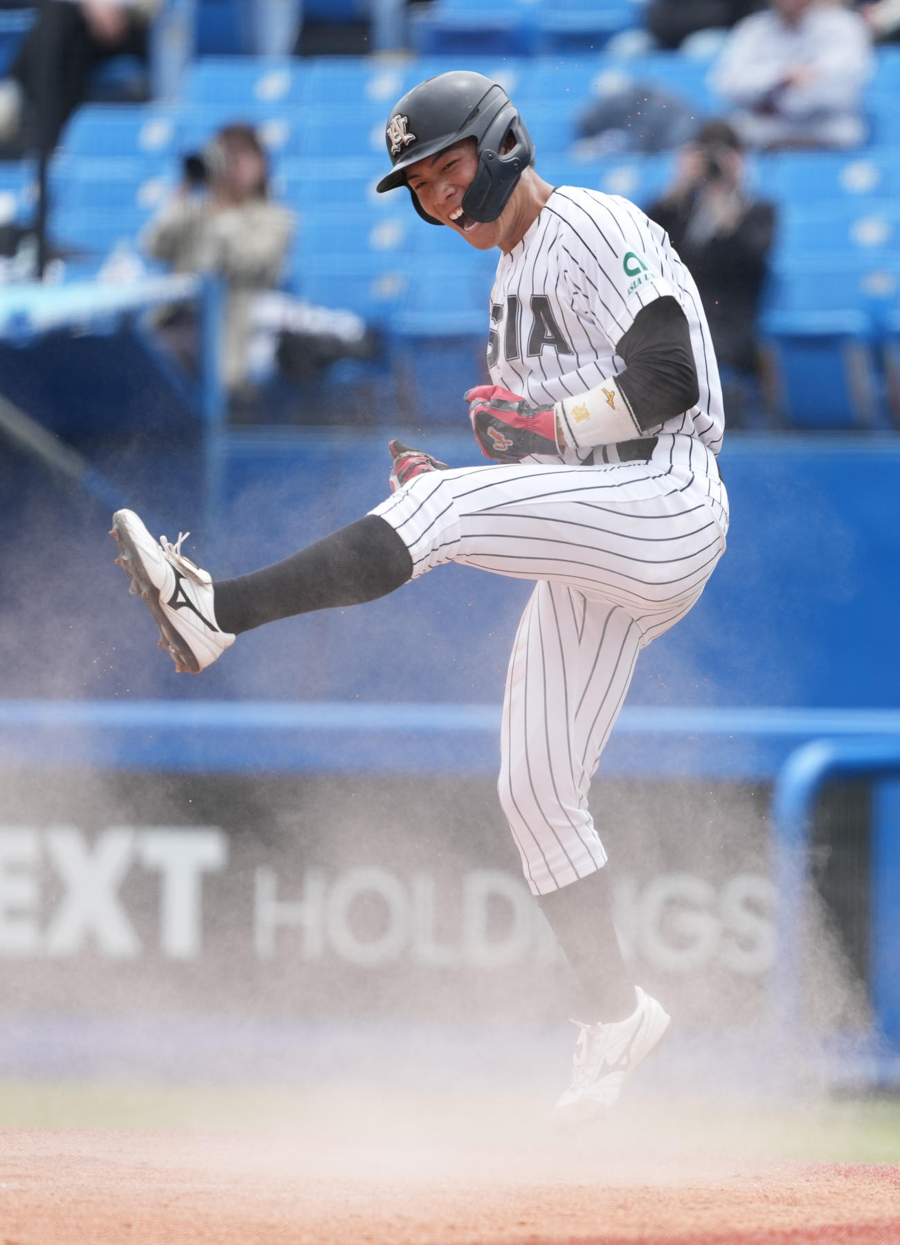 亜大対国学院大　8回表亜大1死二塁、上原口の右前適時打で生還し、ガッツポーズする二塁走者杉山（撮影・鈴木みどり）