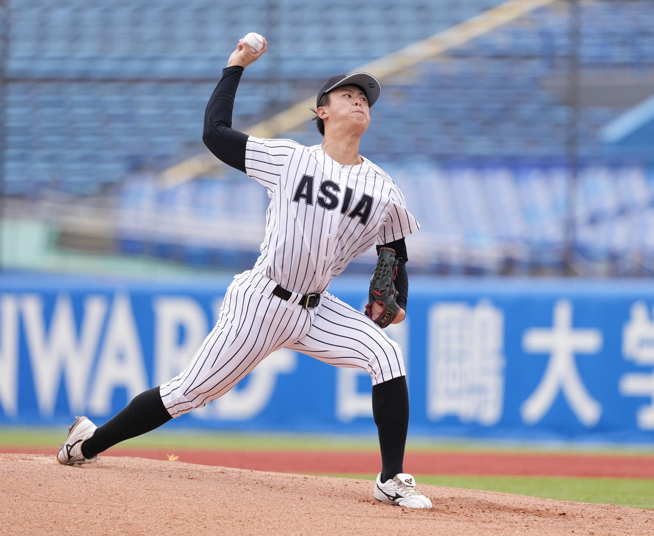 亜大対国学院大　先発し力投する亜大・川尻（撮影・鈴木みどり）