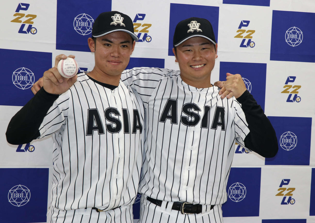 亜大対国学院大　勝利した亜大の竹内（左）と井上（撮影・泉光太郎）