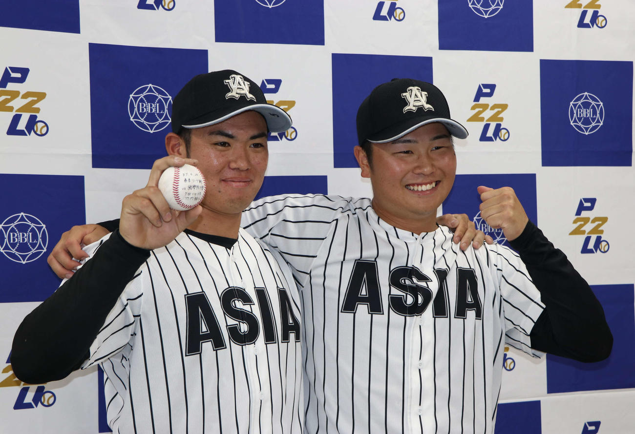 亜大対国学院大　試合後笑顔を見せる亜大・竹内（左）と井上（撮影・北村健龍）