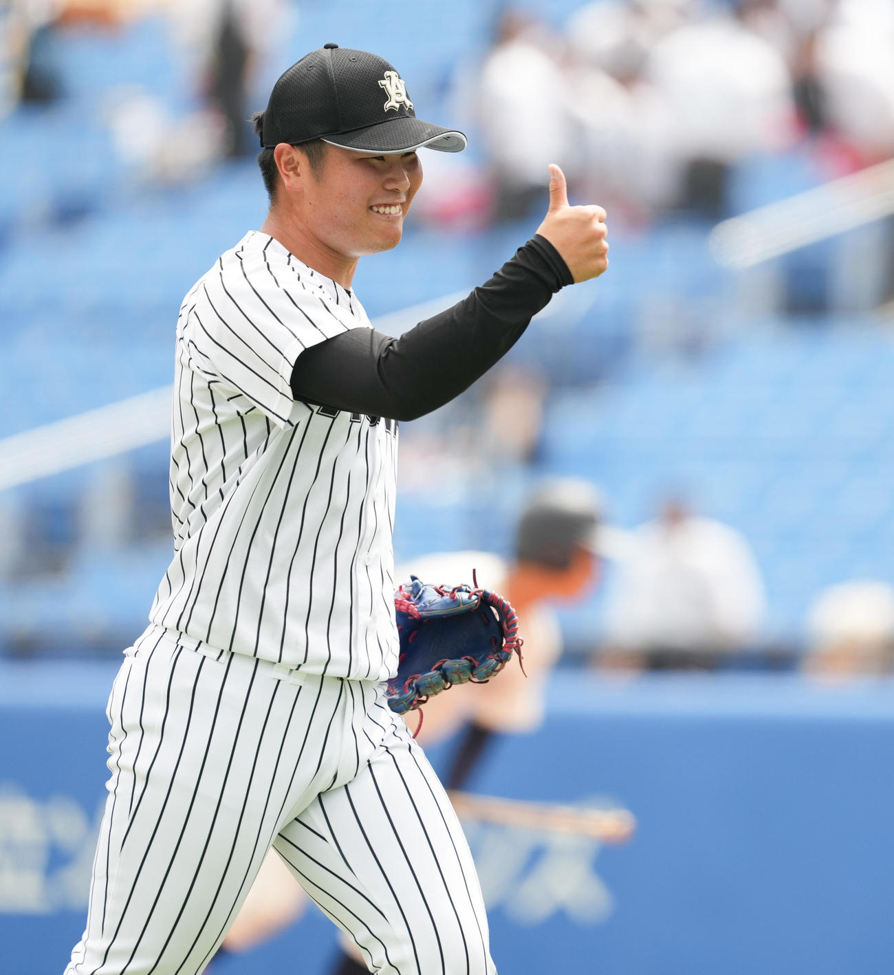 亜大対国学院大　6回裏を抑え、笑顔でサムズアップする亜大・井上（撮影・鈴木みどり）