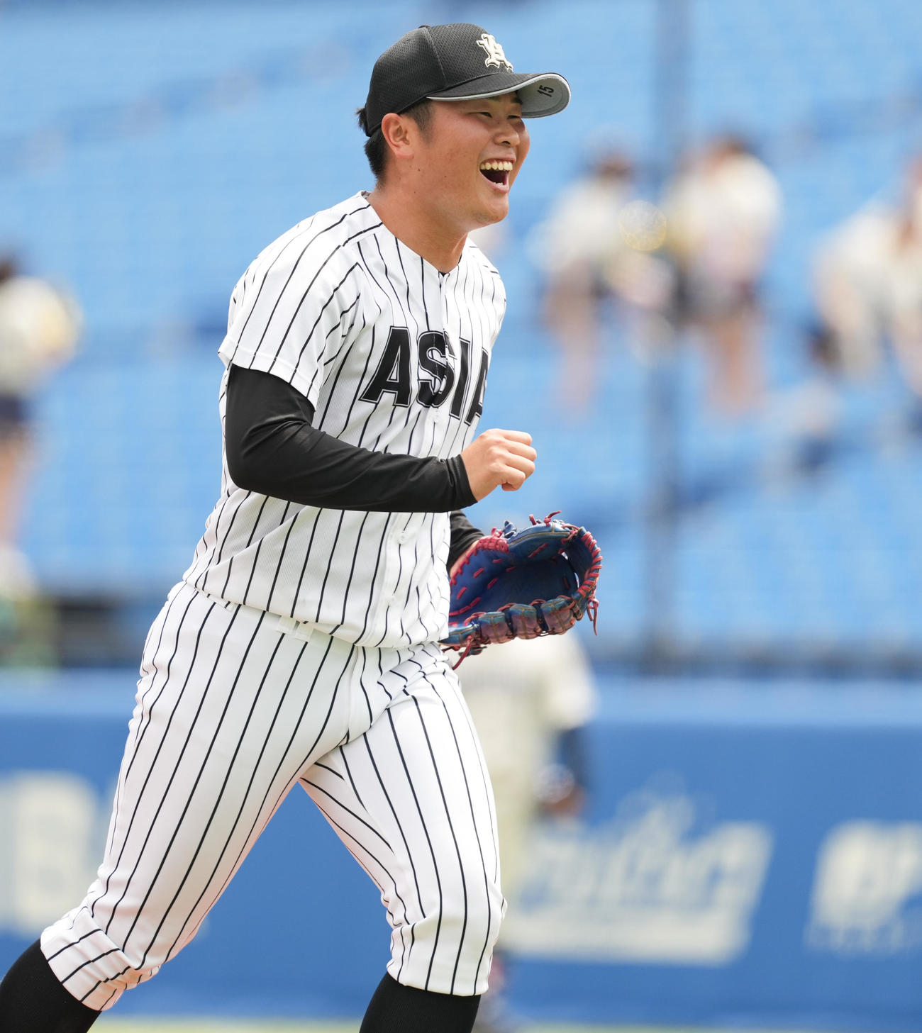 亜大対国学院大　6回裏を抑え、笑顔でベンチへ戻る亜大・井上（撮影・鈴木みどり）