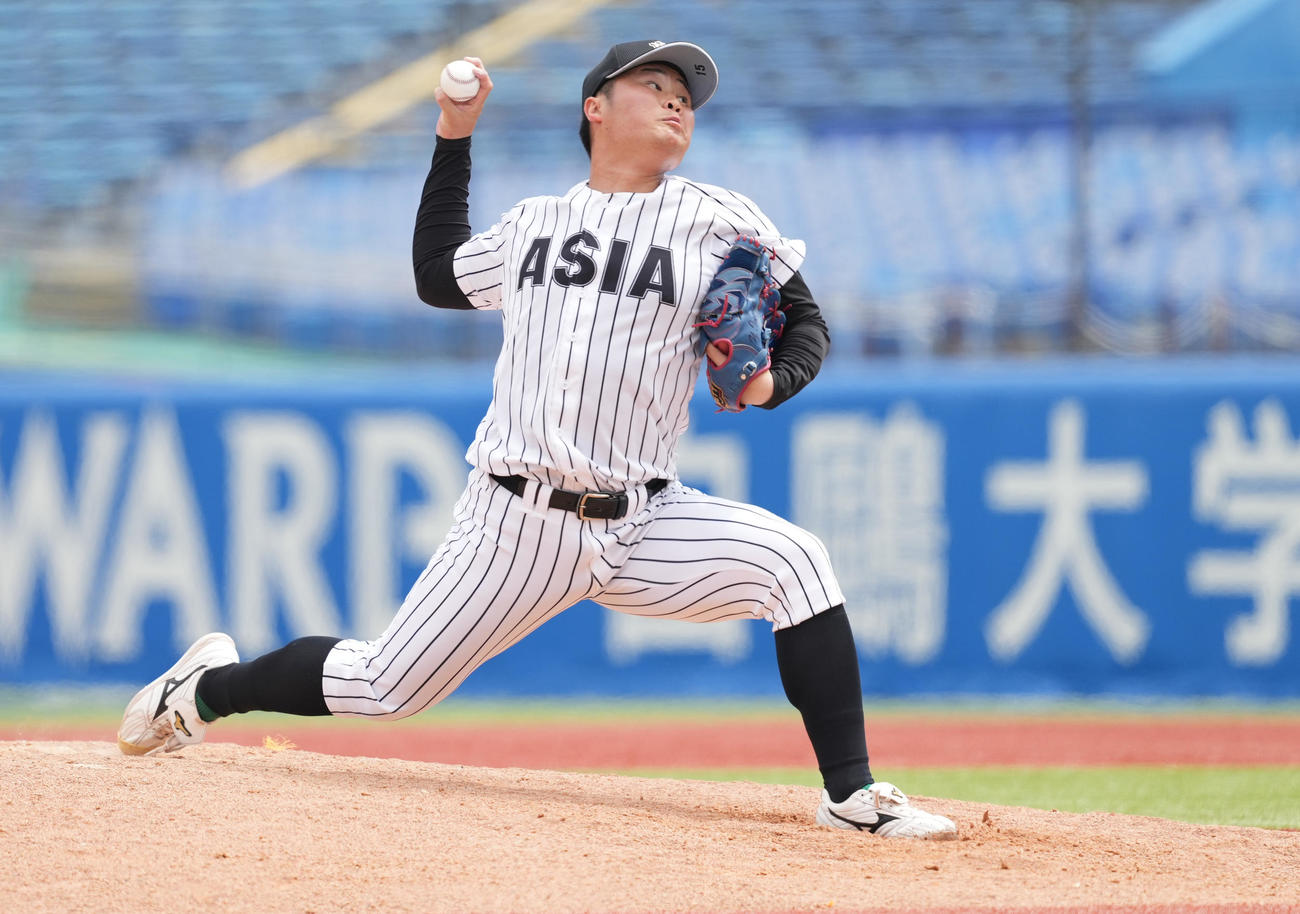 亜大対国学院大　6回裏途中から3番手で登板した亜大・井上（撮影・鈴木みどり）