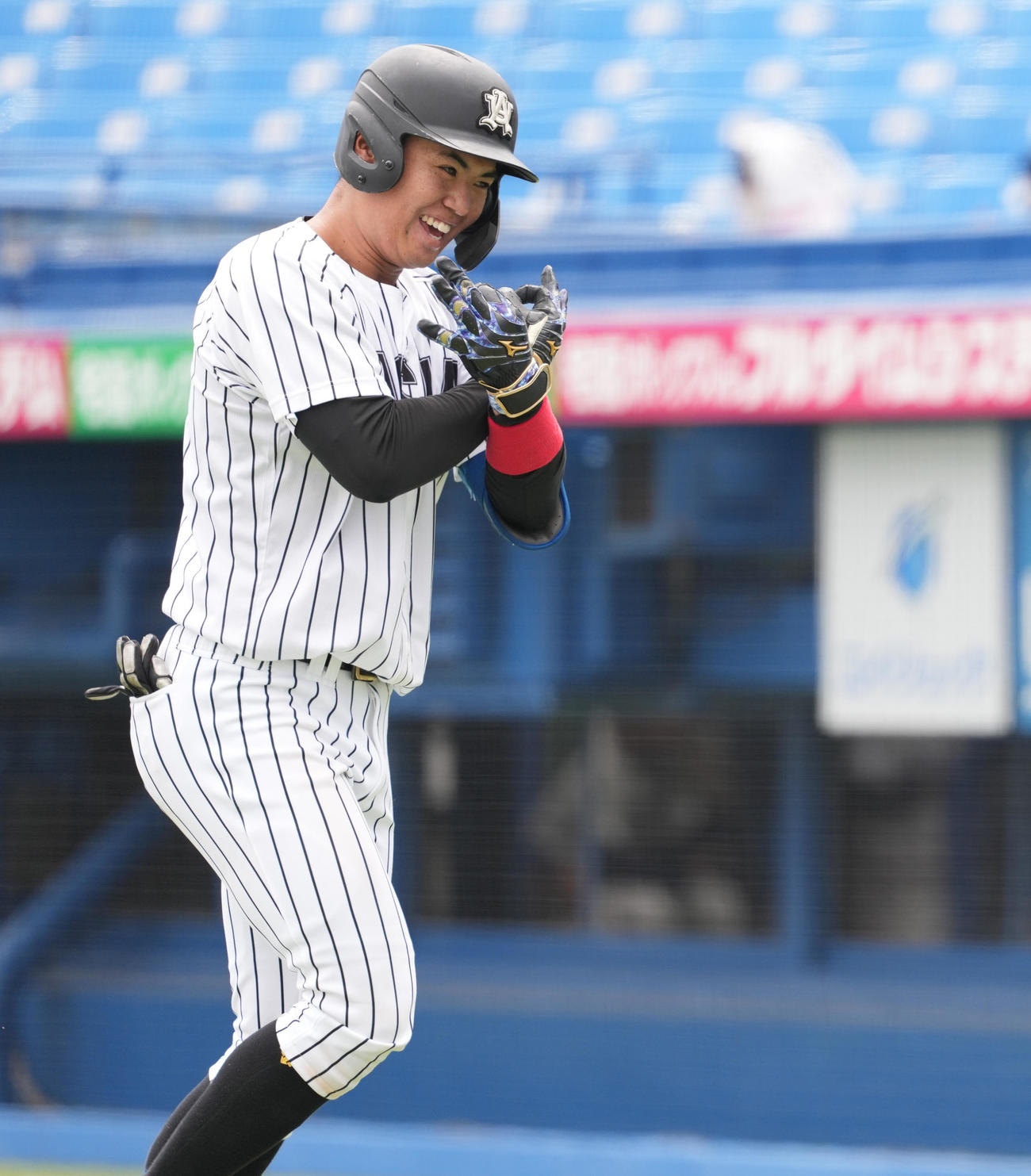 亜大対国学院大　7回表亜大無死、左越えソロ本塁打を放った竹内は生還しポーズを取る（撮影・鈴木みどり）
