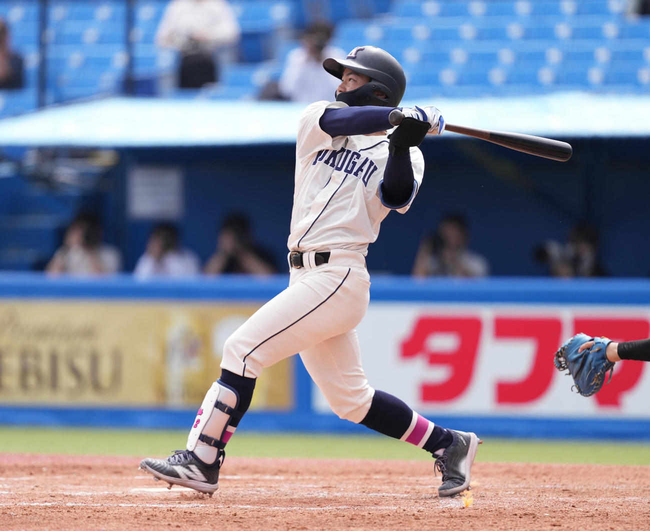 亜大対国学院大　3回裏国学院大2死一、二塁、中前適時打を放つ緒方（撮影・鈴木みどり）