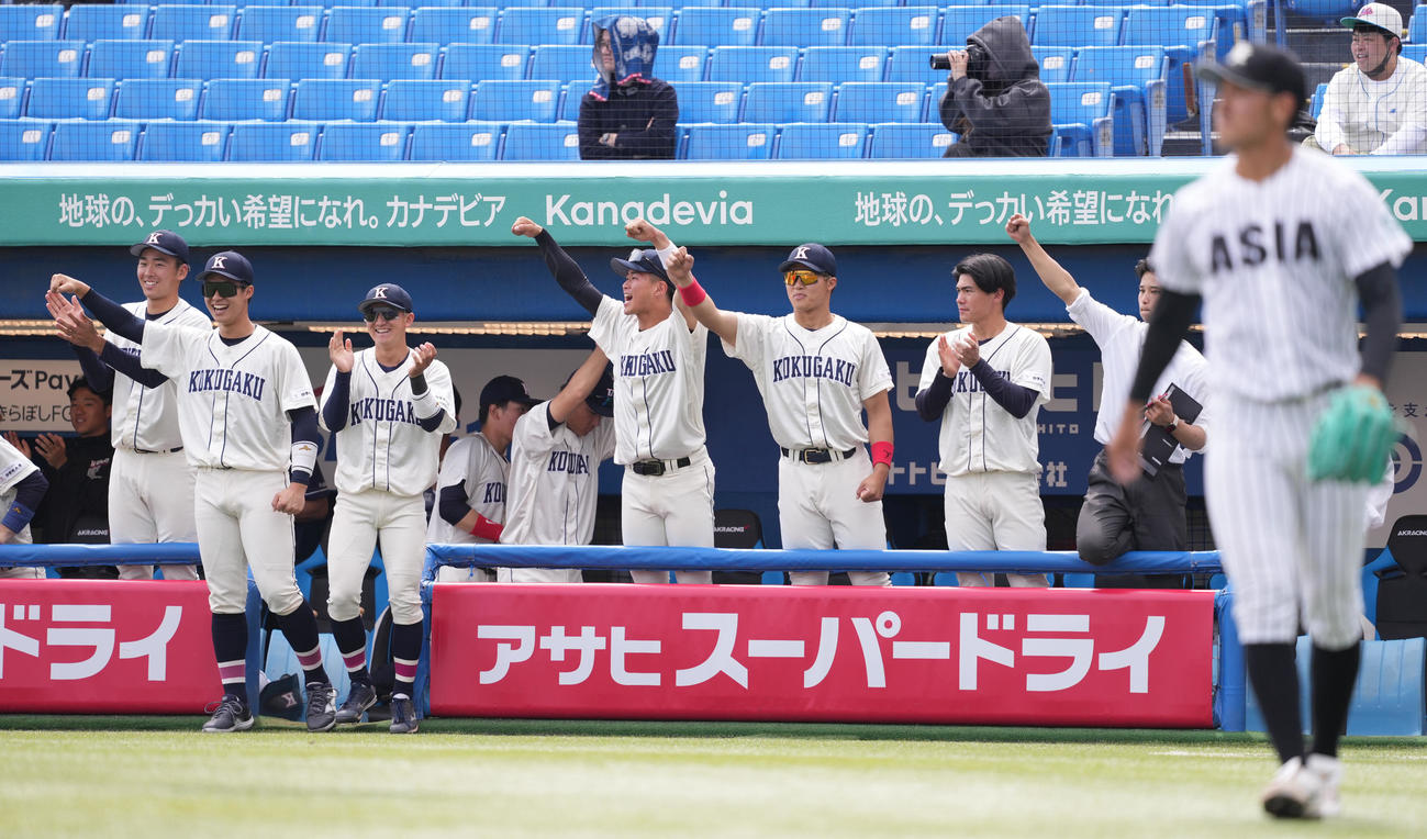 亜大対国学院大　3回裏国学院大2死一、二塁、緒方の中前適時打に盛り上がるベンチ（撮影・鈴木みどり）