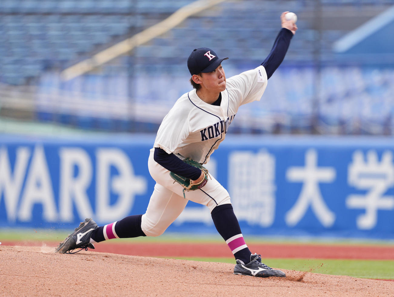 亜大対国学院大　先発し力投する国学院大・藤本（撮影・鈴木みどり）