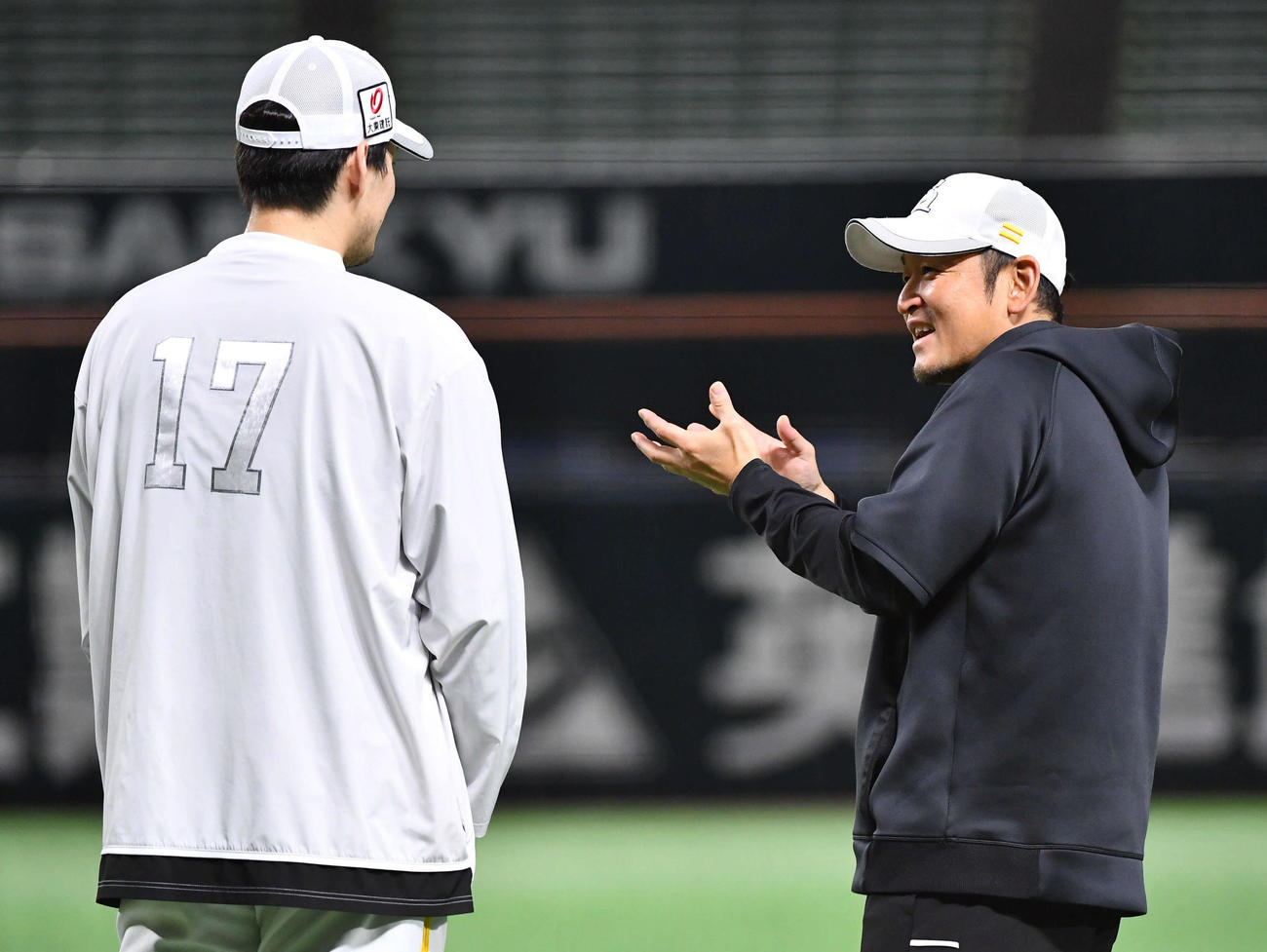 キャッチボールを終えた有原（左）と話す倉野コーチ（撮影・岩下翔太）