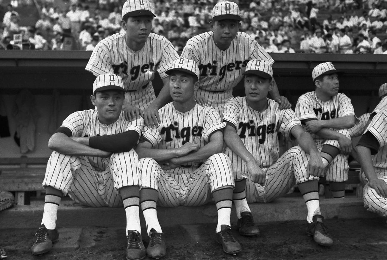 56年、大阪タイガースのレギュラー陣。前列左端が小山正明さん