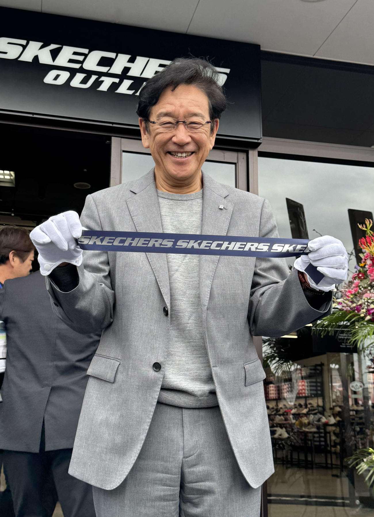 「スケッチャーズ　アウトレット札幌上野幌店」のオープニングセレモニーでテープカットを行った日本ハム栗山英樹CBO（撮影・木下大輔）