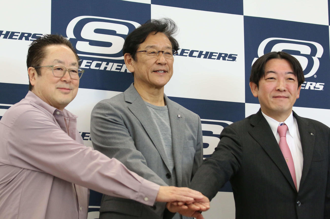 「スケッチャーズ　アウトレット札幌上野幌店」のオープニングセレモニーに出席した日本ハム栗山英樹CBO（左はスケッチャーズジャパン合同会社のデイビッドK・トダ日本法人代表、右はストアオーナーの株式会社マツオの松尾吉洋代表取締役）（撮影・木下大輔）