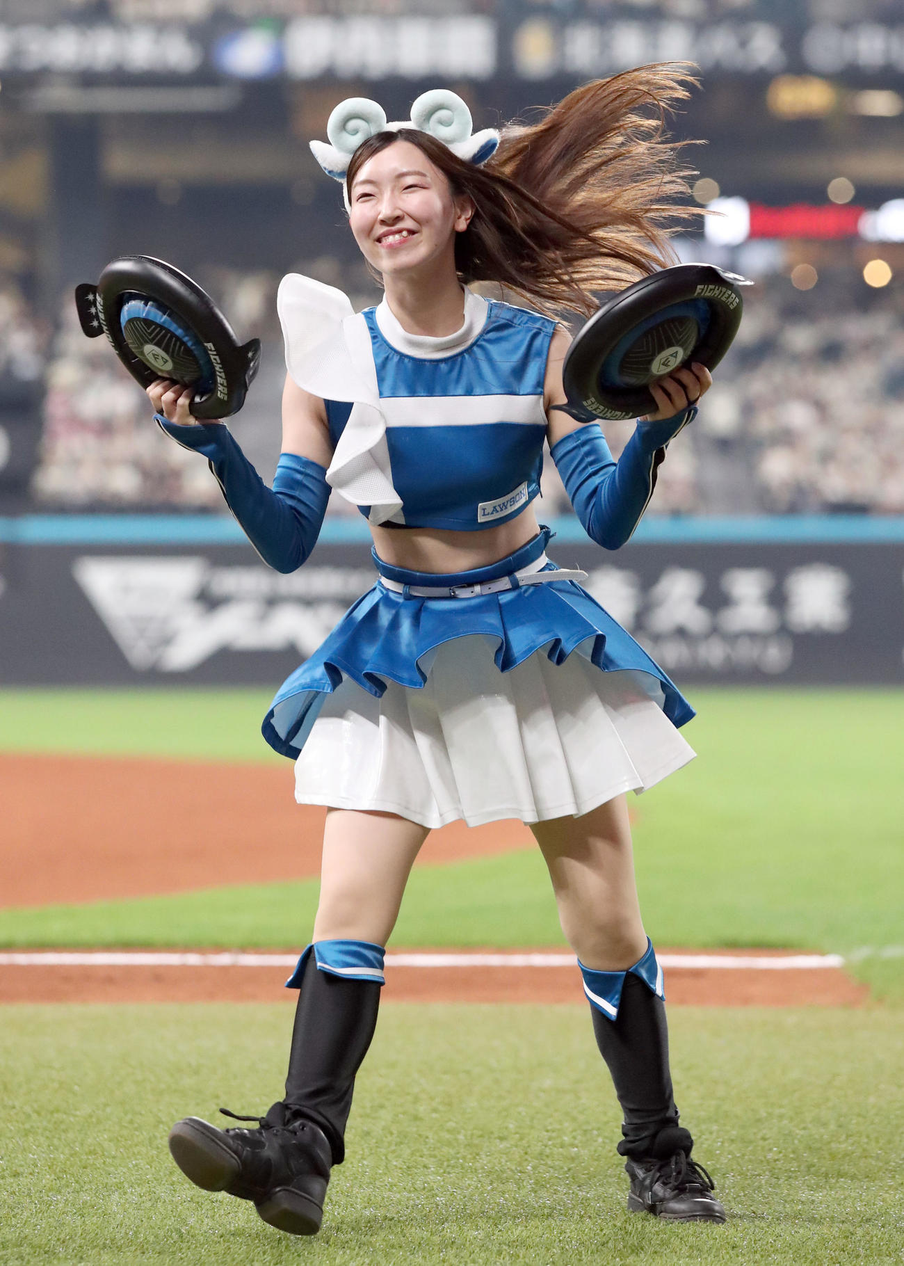 エスコンフィールドでパフォーマンスを行うファイターズガール千葉しずく