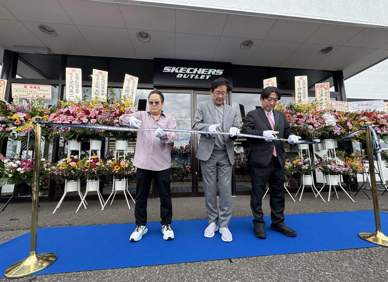 「スケッチャーズ　アウトレット札幌上野幌店」のオープニングセレモニーでテープカットを行う日本ハム栗山英樹CBO（左はスケッチャーズジャパン合同会社のデイビッドK・トダ日本法人代表、右はストアオーナーの株式会社マツオの松尾吉洋代表取締役）（撮影・木下大輔）