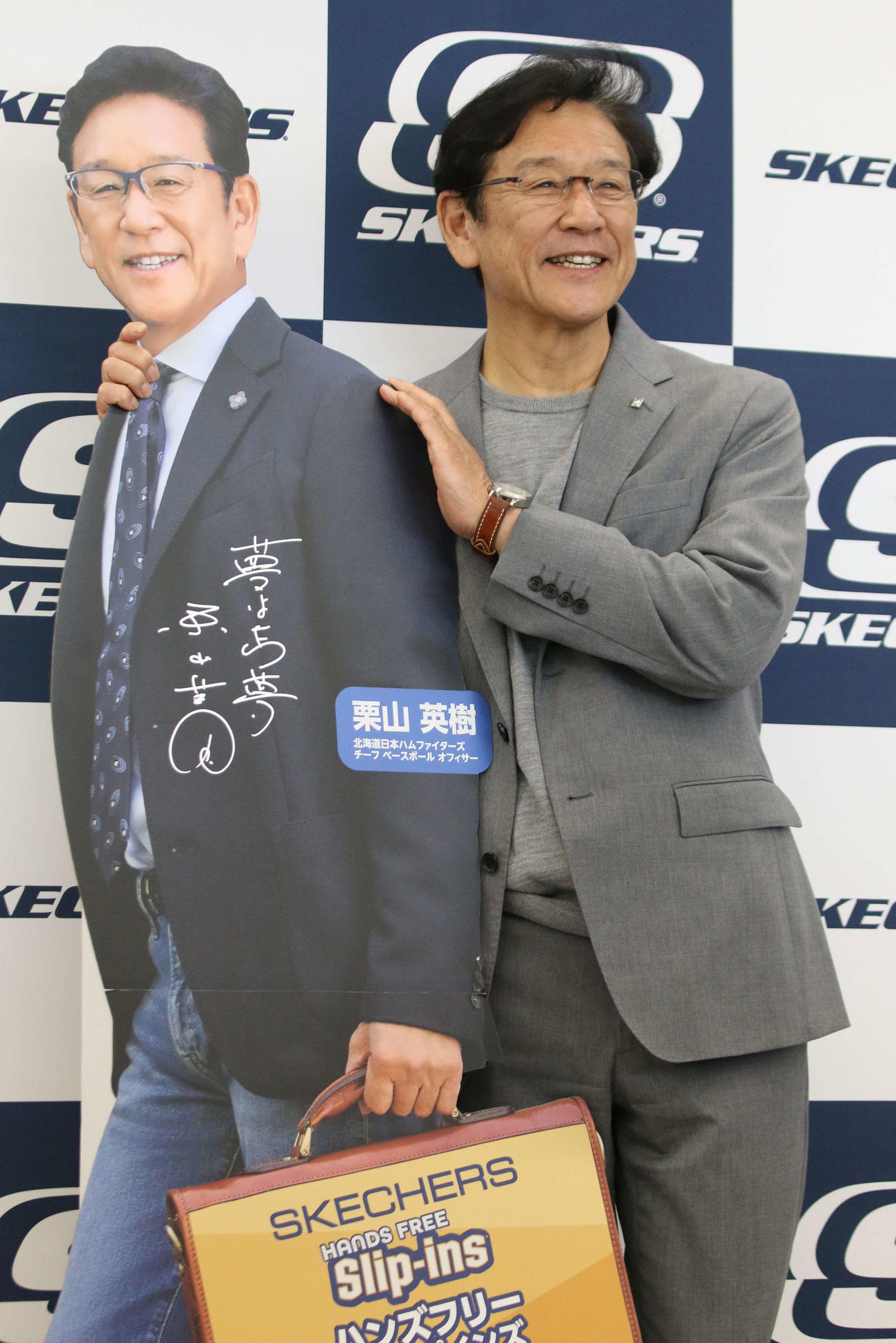 「スケッチャーズ　アウトレット札幌上野幌店」のオープニングセレモニーに出席し、自身のパネルにサインをかき込んで笑顔の日本ハム栗山英樹CBO（撮影・木下大輔）