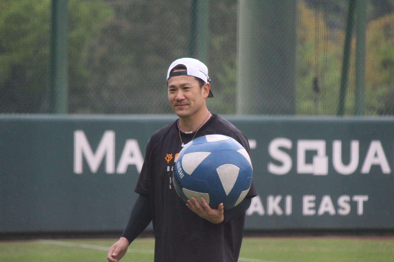 メディシングボールを使ってトレーニングする田中