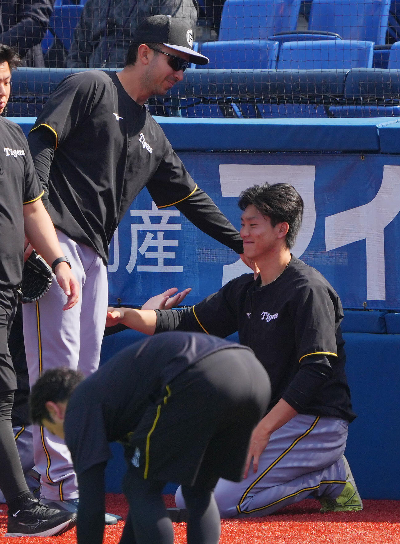 DeNA対阪神　試合前、阪神湯浅（右）はゲラと笑顔であいさつを交わす（撮影・垰建太）