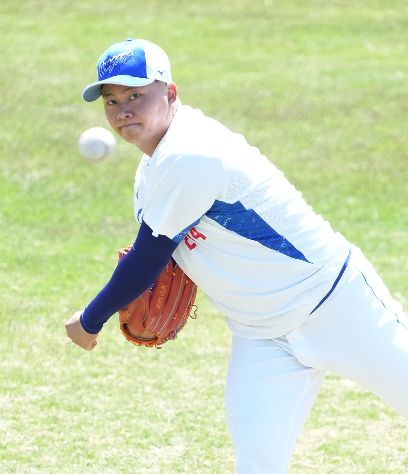 キャッチボールをする近藤（撮影・森本幸一）