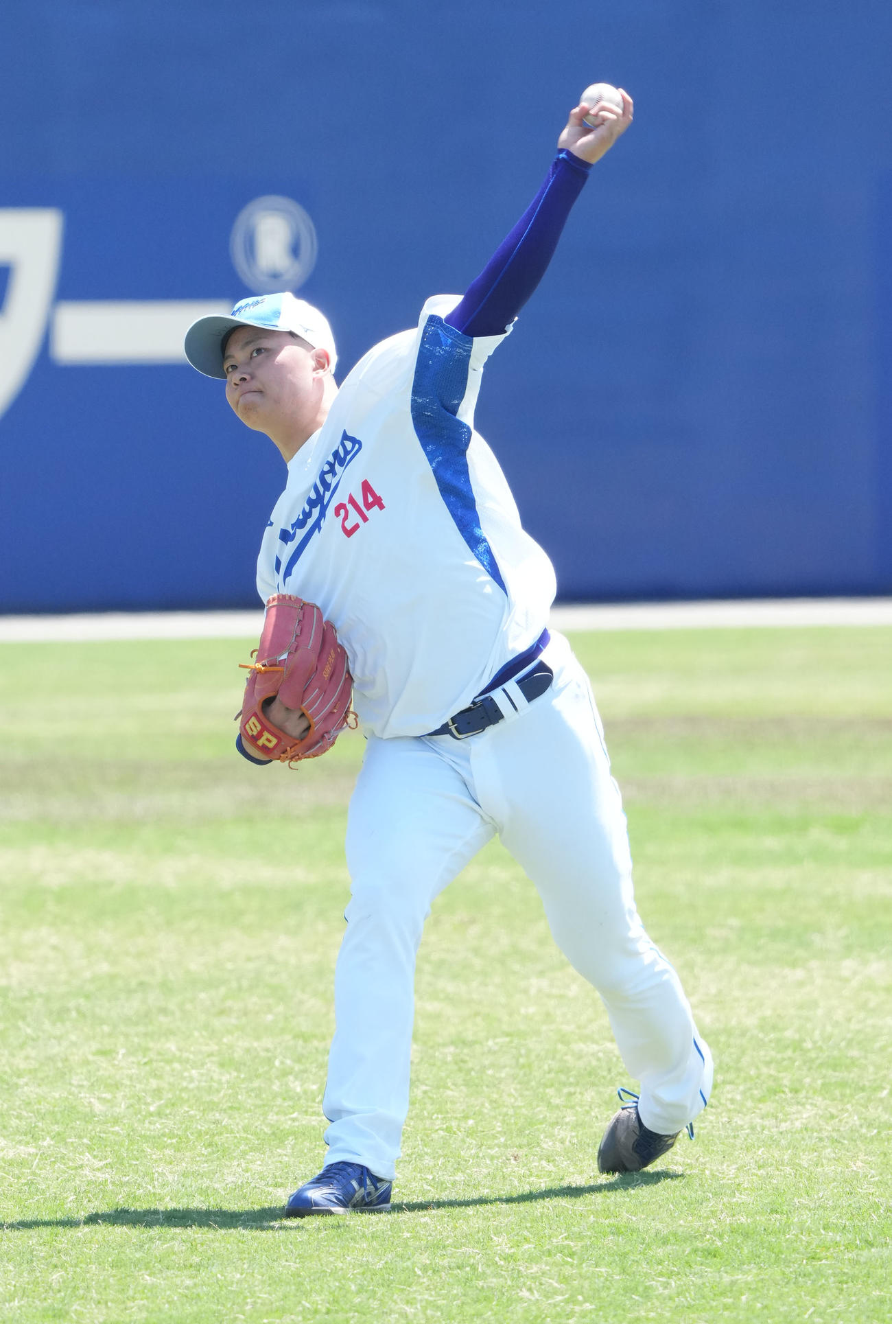 キャッチボールをする近藤（撮影・森本幸一）