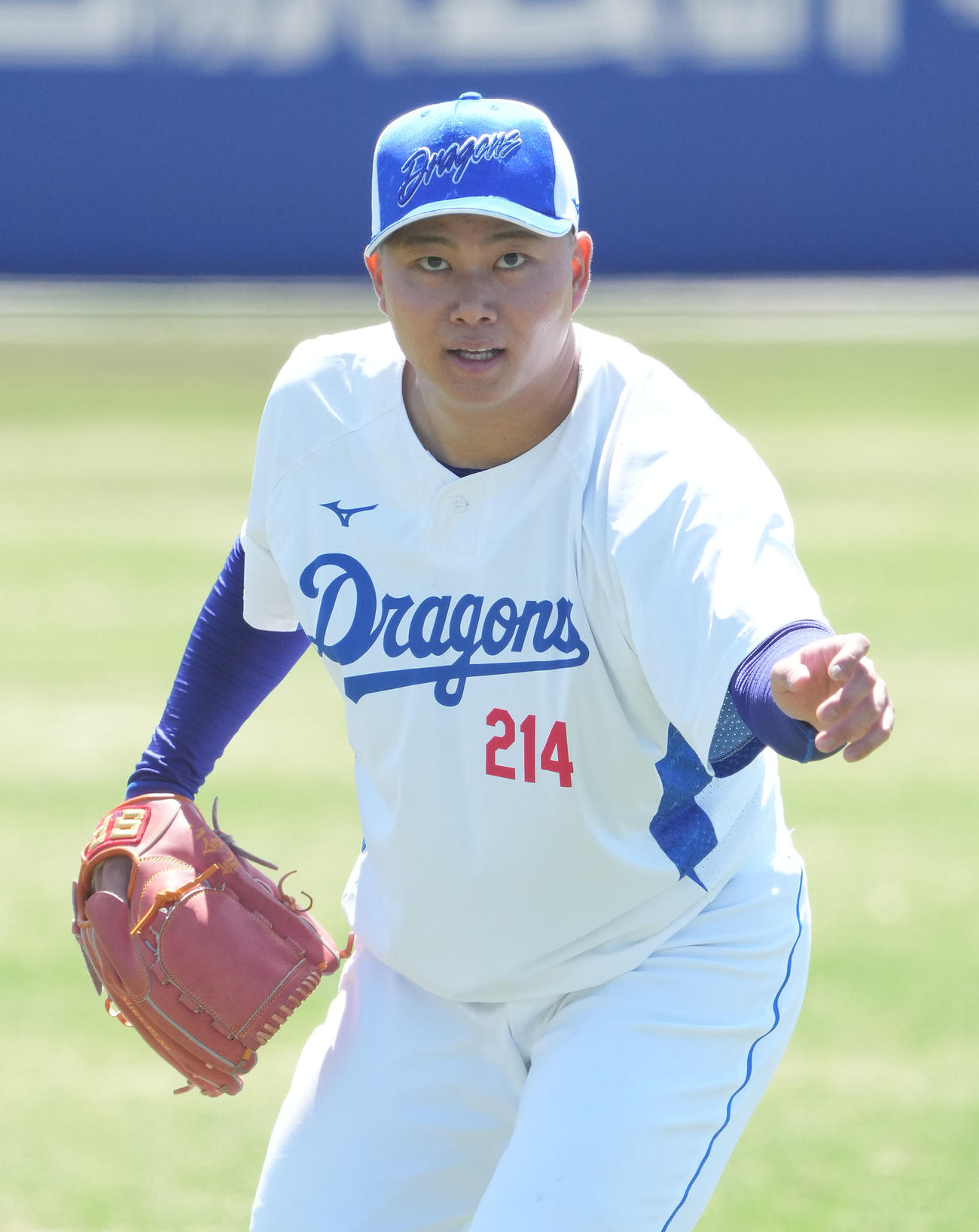 キャッチボールをする近藤（撮影・森本幸一）