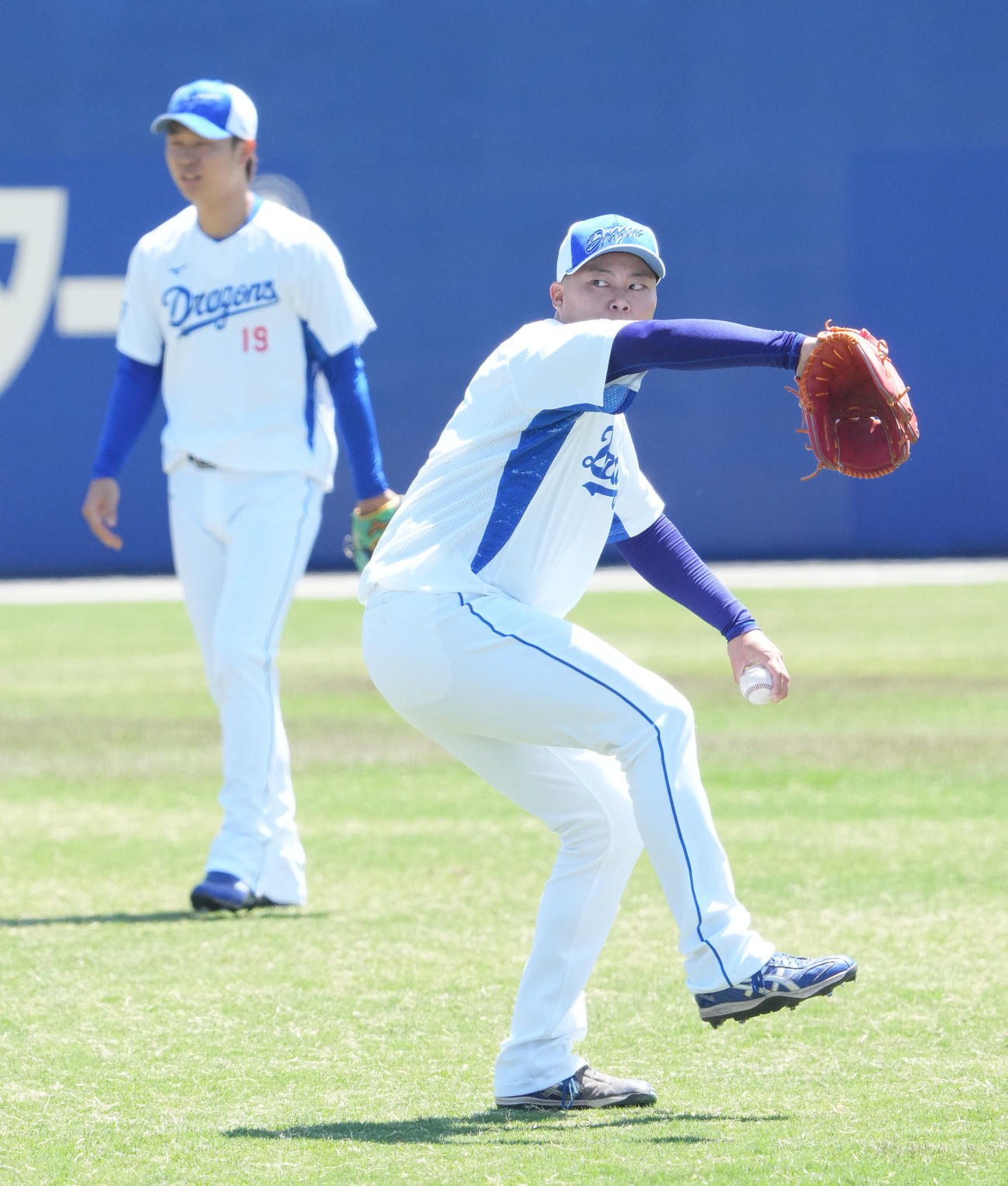 キャッチボールをする近藤（右）左は高橋宏（撮影・森本幸一）