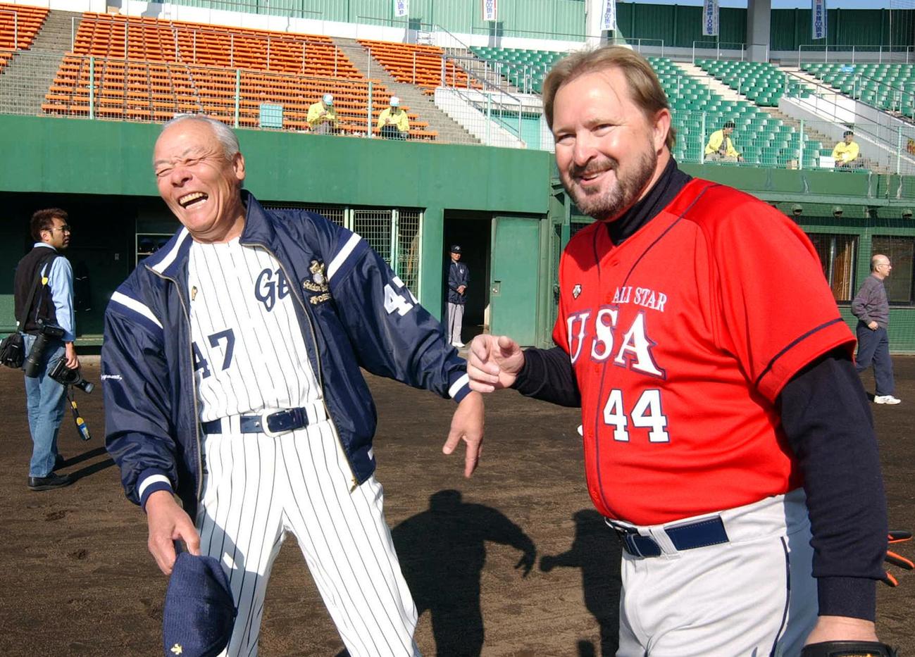02年ランディ・バース氏（右）と談笑する小山正明さん