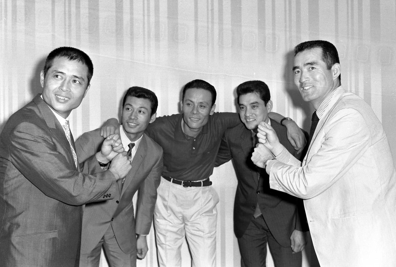 写真に納まる、左から巨人王貞治、ロッテ成田文男さん、ロッテ小山正明さん、ロッテ木樽正明、巨人長嶋茂雄（1970年1月撮影）