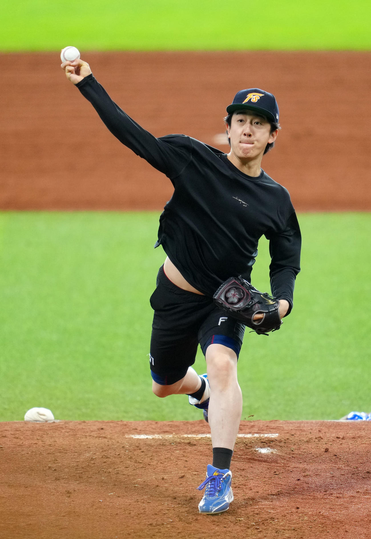 マウンドで投球練習する日本ハム北山（撮影・江口和貴）