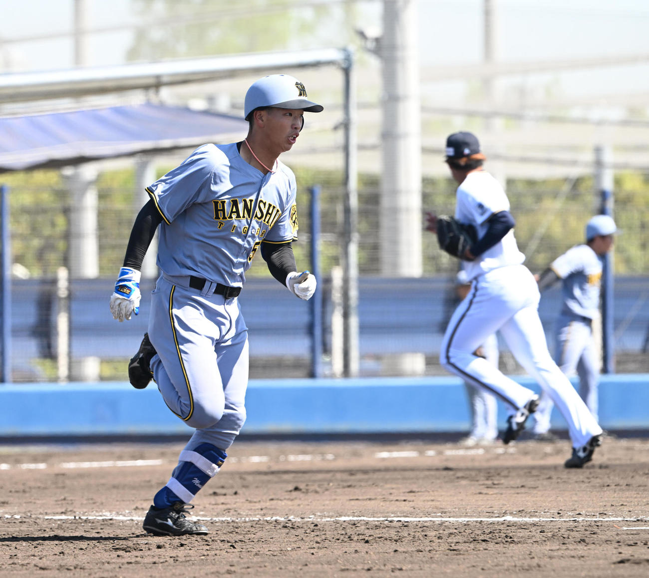 2軍オリックス対阪神　5回表阪神2死二塁、右前適時打を放つ百崎（撮影・和賀正仁）