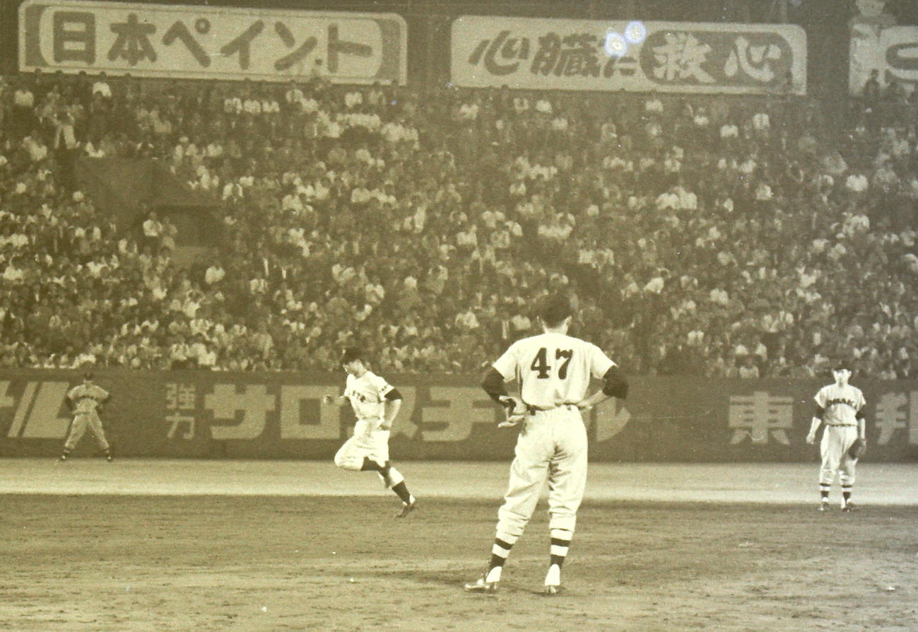 59年、天覧試合　巨人対阪神　7回裏、王（後方）に2点本塁打を浴びる小山