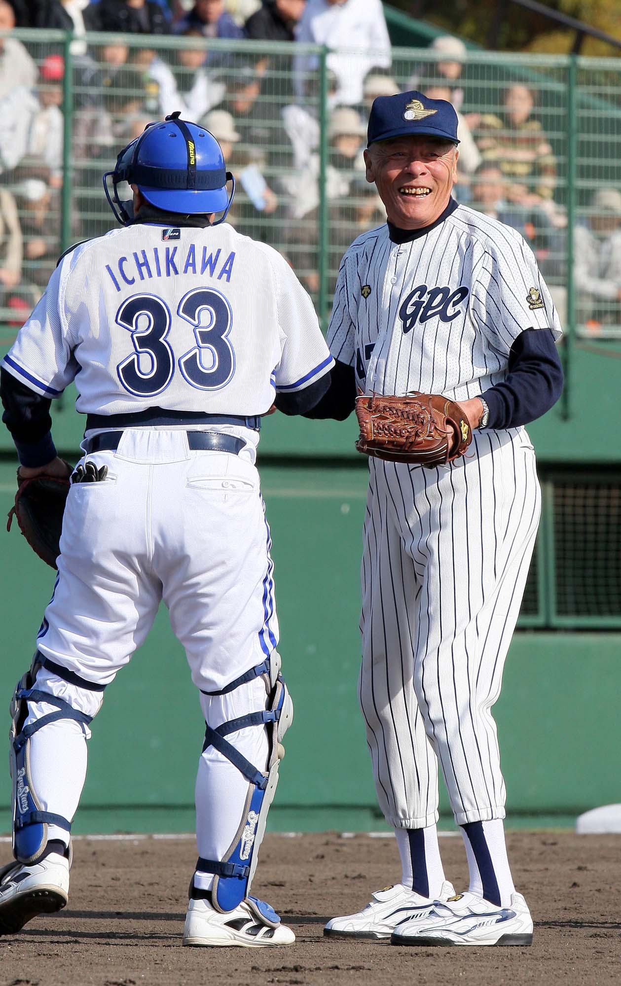 09年、リームベースボール野球教室名球会・プロ野球OB会イベント　ドリームチーム対明石選抜　マウンドで笑顔を見せる小山正明氏（右）