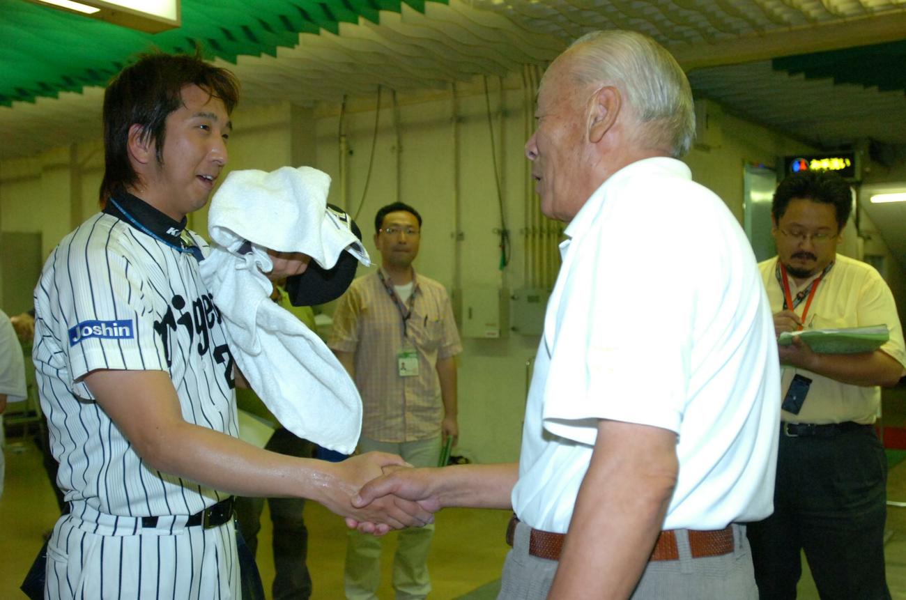 06年、阪神対広島　連続無失点の球団新記録を達成した藤川（左）は前記録保持者の小山正明さんから祝福を受ける