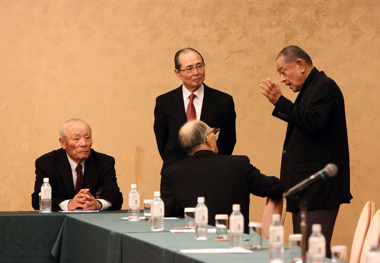 名球会総会　談笑する小山正明氏と王貞治ソフトバンク球団会長（中央奥）。右は江夏豊氏（撮影・栗木一考）＝2017年1月14日、シェラトン・グランデ・オーシャンリゾート