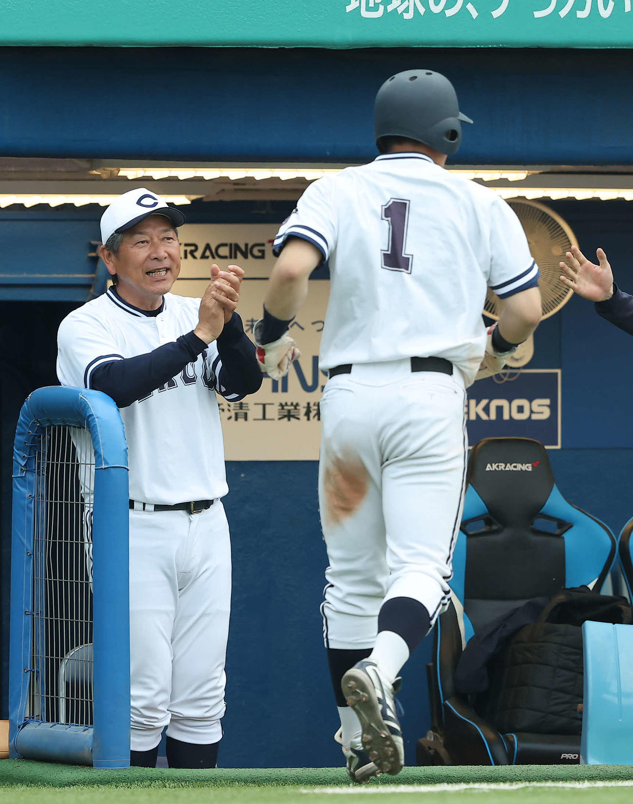 中大対日大　5回表中大2死二塁、皆川の左前適時打で繁永が生還し、拍手する清水監督（左）（撮影・河田真司）