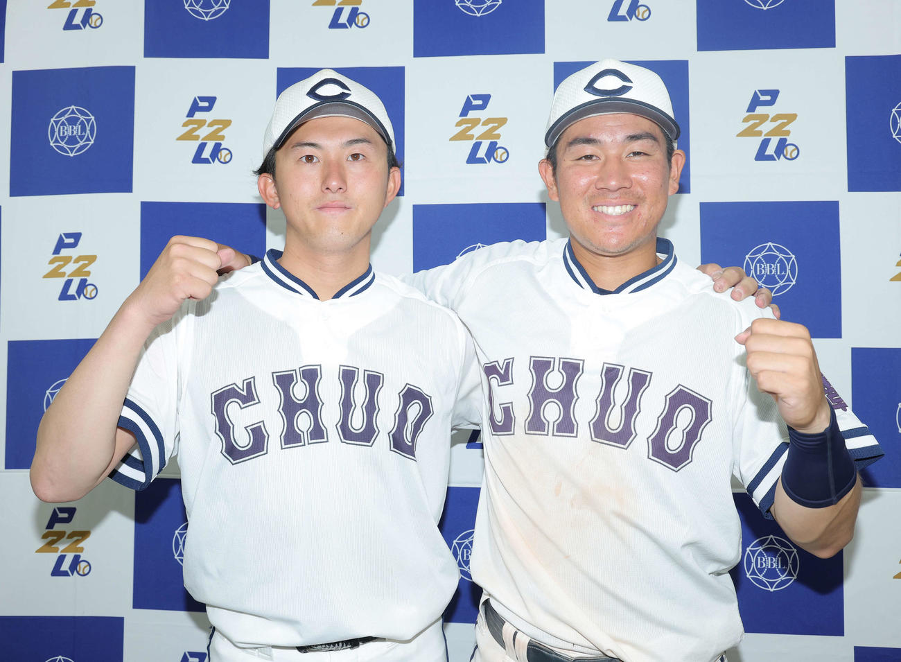中大対日大　日大に勝利し、笑顔で肩を組みガッツポーズで写真に納まる中大・山口（左）と繁永（撮影・河田真司）