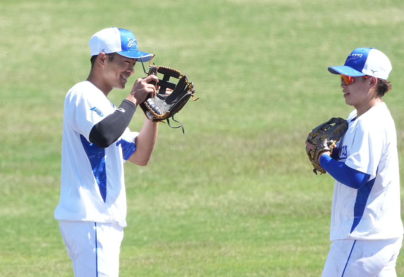 辻本（右）と言葉を交わす土田（撮影・森本幸一）