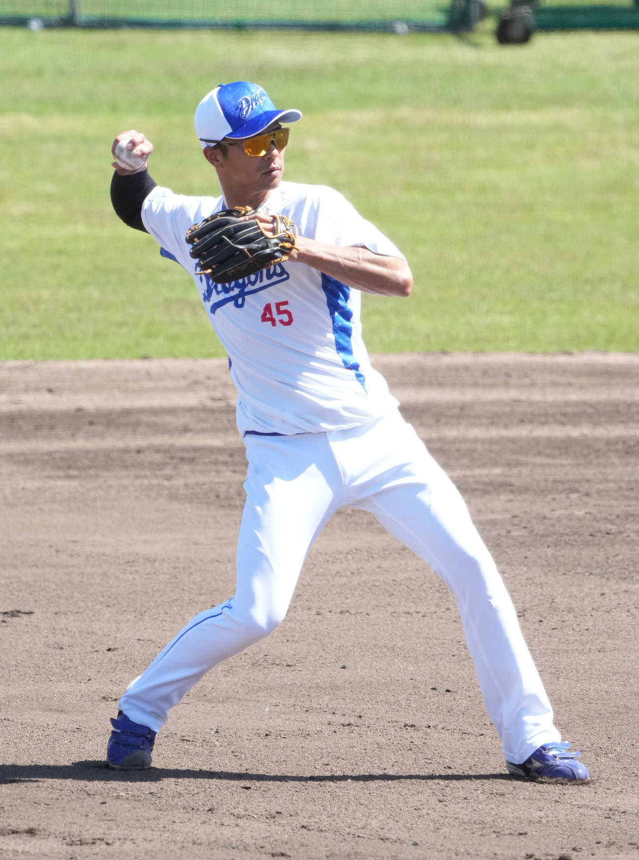 ノックを受ける土田（撮影・森本幸一）