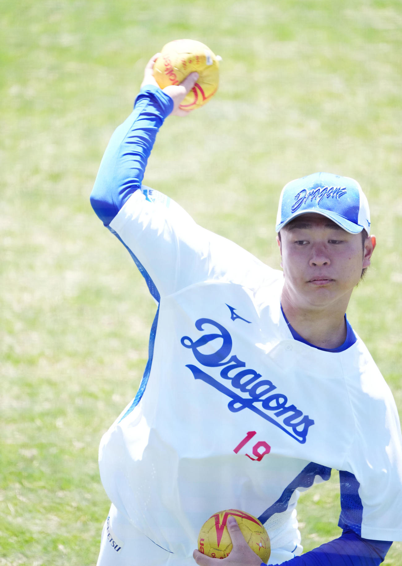 ハンドボールを利用しトレーニングをする高橋宏（撮影・森本幸一）