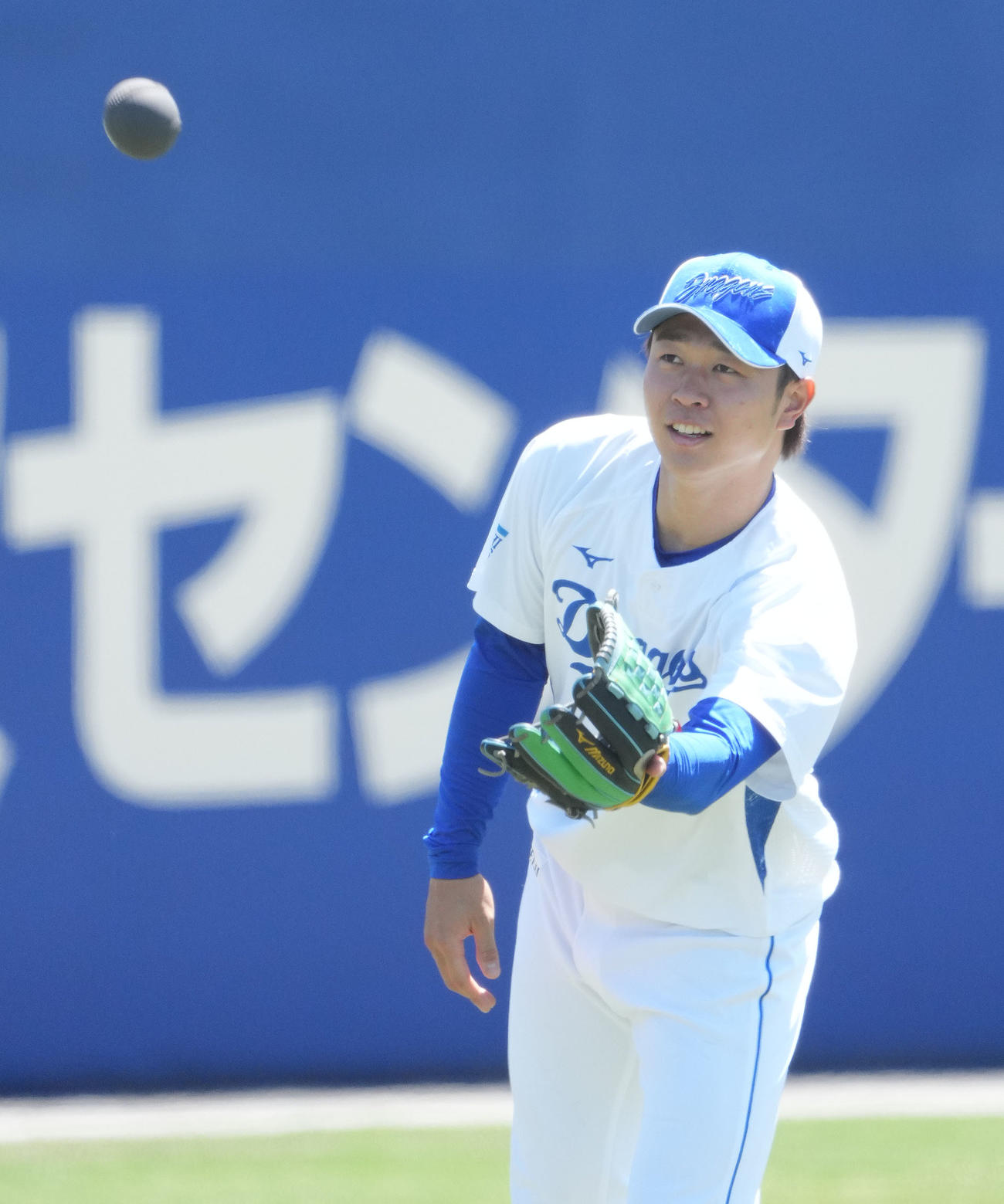 重いボールを利用しトレーニングをする高橋宏（撮影・森本幸一）