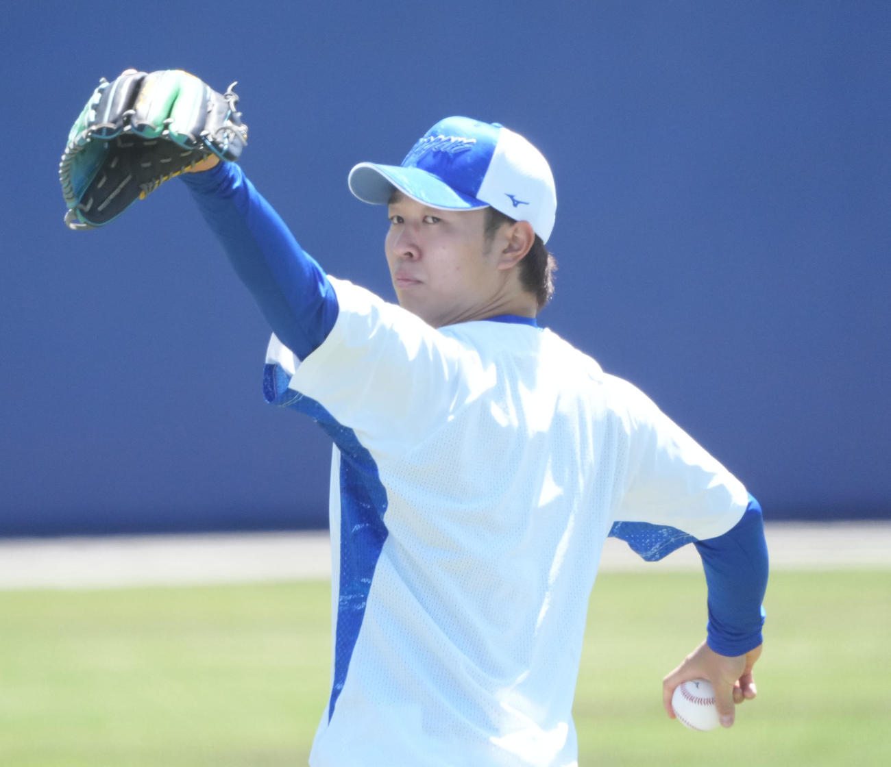 キャッチボールをする高橋宏（撮影・森本幸一）