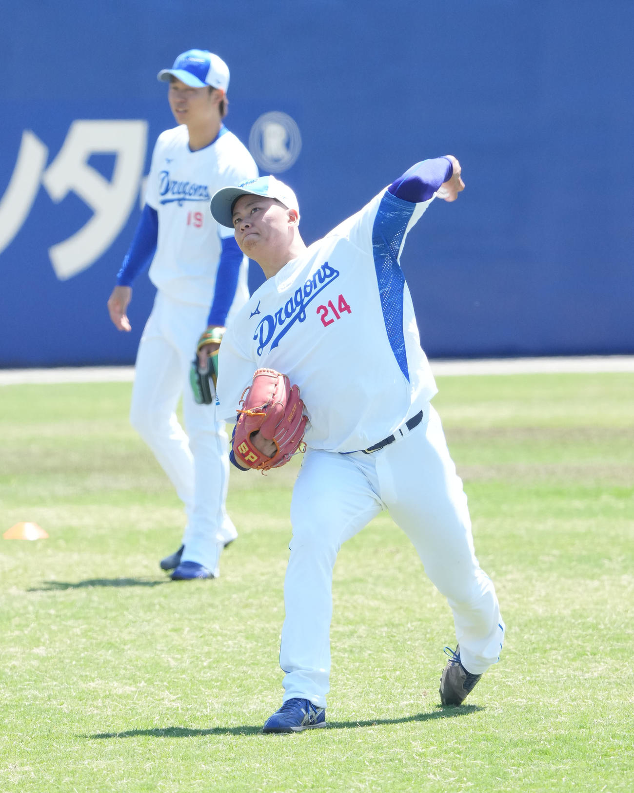 キャッチボールをする近藤（右）左は高橋宏（撮影・森本幸一）