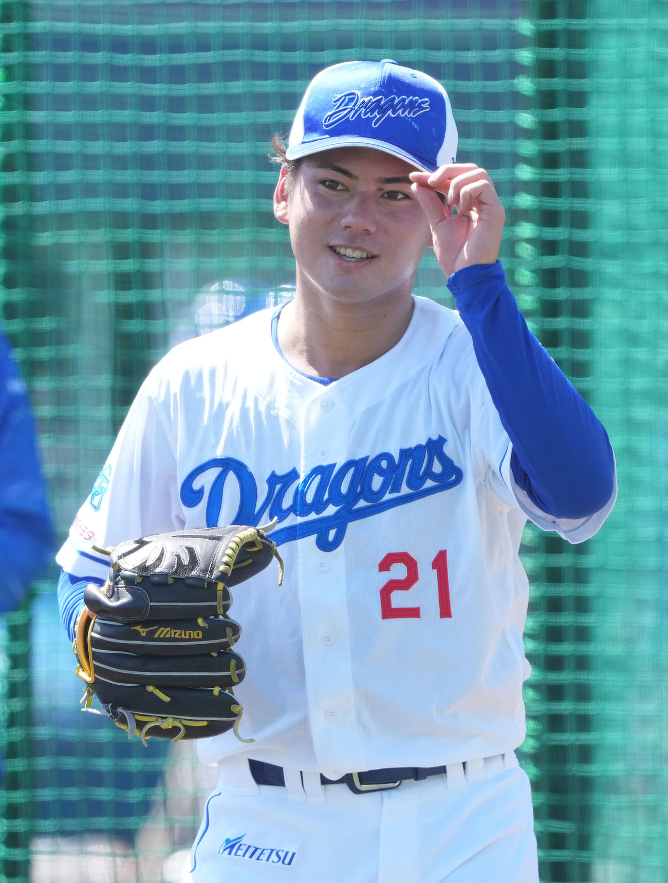 ブルペンで投球練習をする金丸（撮影・森本幸一）