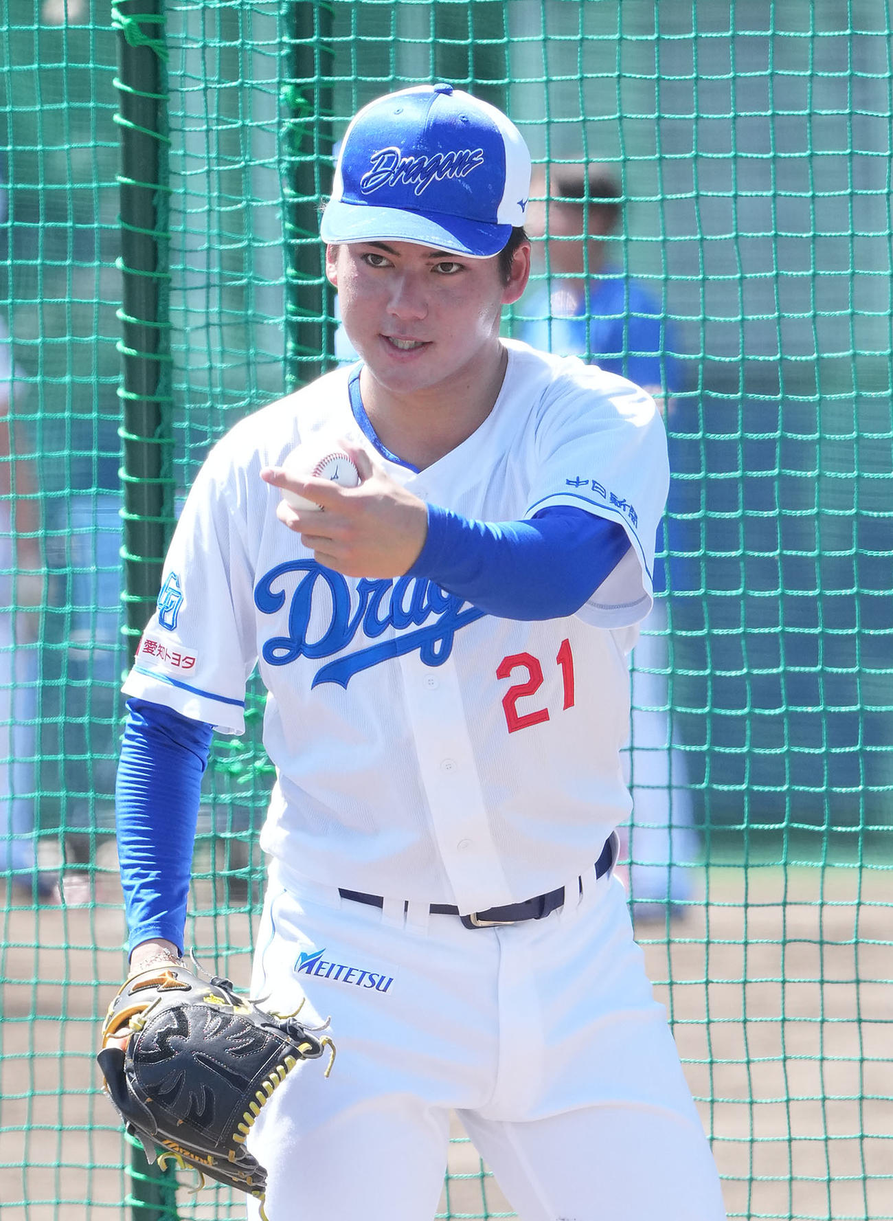 ブルペンで投球練習をする金丸（撮影・森本幸一）