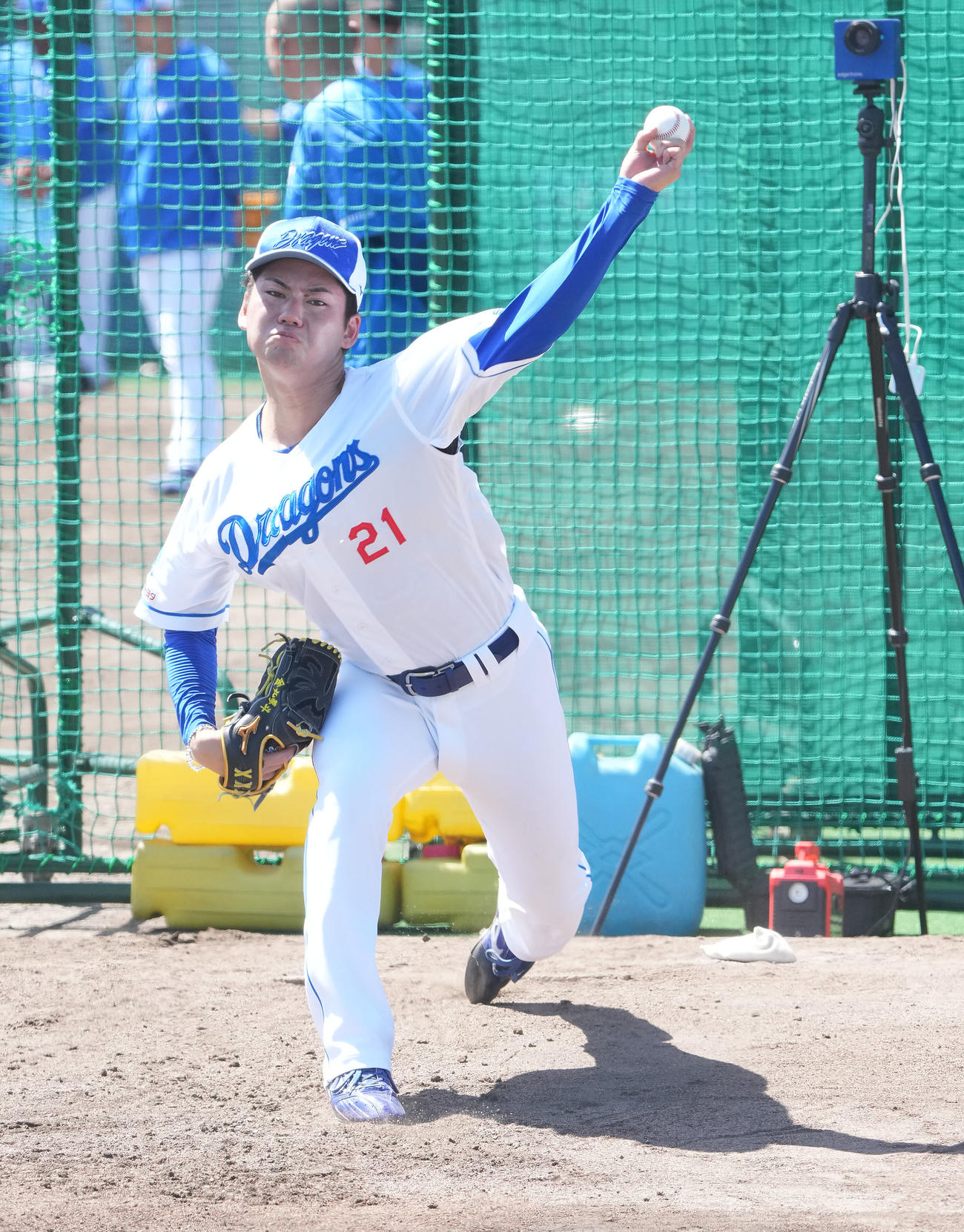 ブルペンで投球練習をする金丸（撮影・森本幸一）